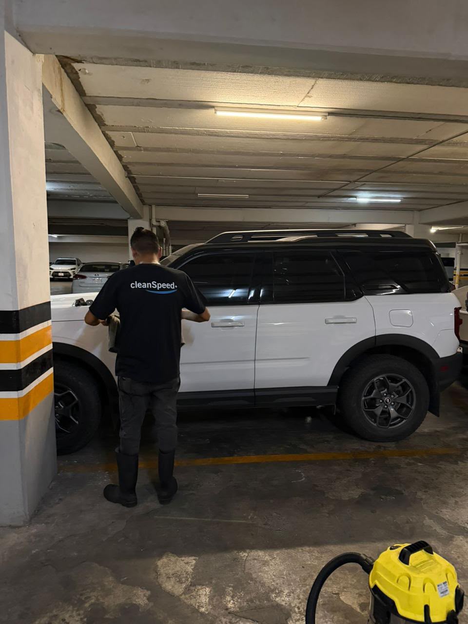 Personal de Clean Speed lavando una camioneta